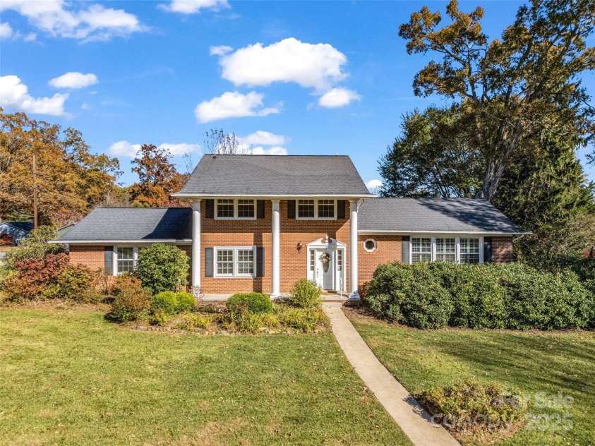 101 Bent Creek Ranch Road, Asheville, NC 28806.  MLS# CAR4318923, YatesRealty ID 4226. Wonderful curb appeal