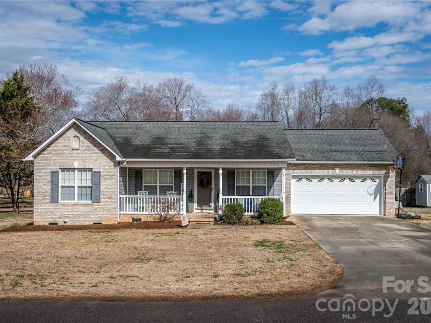 3321 39th Avenue Court, Hickory, NC 28601.  MLS# CAR4347746, YatesRealty ID 4226. 