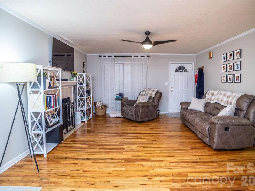 3321 39th Avenue Court, Hickory, NC 28601.  MLS# CAR4347746, YatesRealty ID 4226. 
