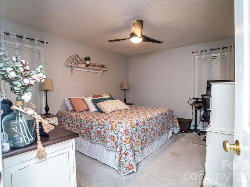 3321 39th Avenue Court, Hickory, NC 28601.  MLS# CAR4347746, YatesRealty ID 4226. 