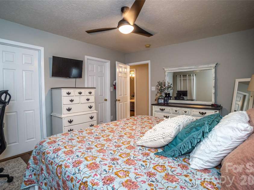 3321 39th Avenue Court, Hickory, NC 28601.  MLS# CAR4347746, YatesRealty ID 4226. 