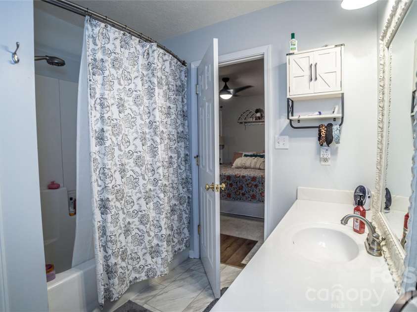 3321 39th Avenue Court, Hickory, NC 28601.  MLS# CAR4347746, YatesRealty ID 4226. 