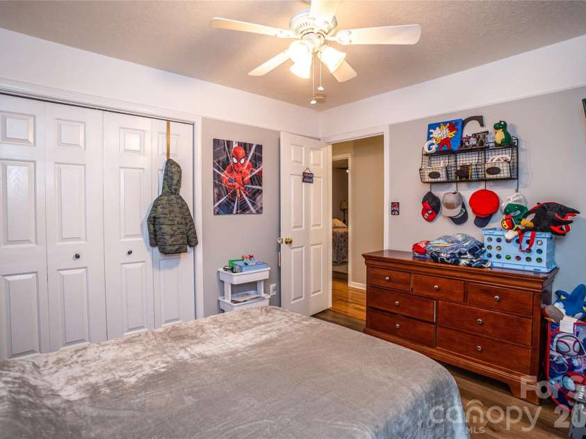 3321 39th Avenue Court, Hickory, NC 28601.  MLS# CAR4347746, YatesRealty ID 4226. 