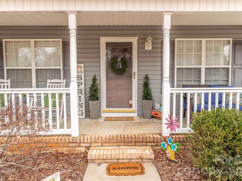 3321 39th Avenue Court, Hickory, NC 28601.  MLS# CAR4347746, YatesRealty ID 4226. 