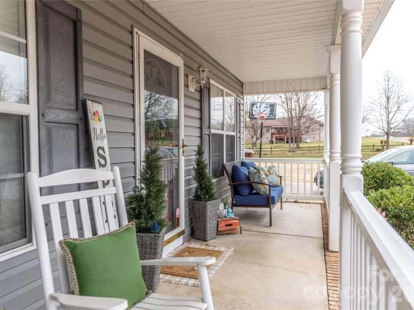 3321 39th Avenue Court, Hickory, NC 28601.  MLS# CAR4347746, YatesRealty ID 4226. 