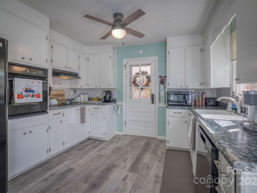 3842 22nd Street Court, Hickory, NC 28601.  MLS# CAR4203400, YatesRealty ID 4226. 