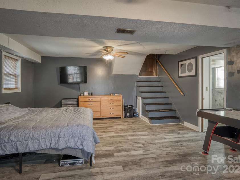 3842 22nd Street Court, Hickory, NC 28601.  MLS# CAR4203400, YatesRealty ID 4226. 