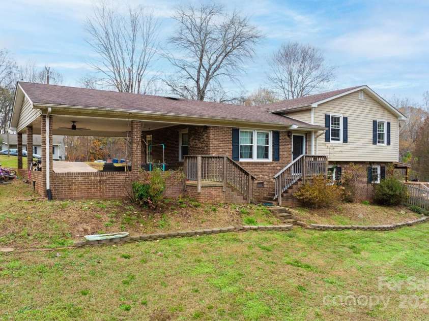 3842 22nd Street Court, Hickory, NC 28601.  MLS# CAR4203400, YatesRealty ID 4226. 