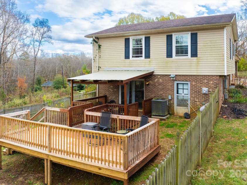3842 22nd Street Court, Hickory, NC 28601.  MLS# CAR4203400, YatesRealty ID 4226. 