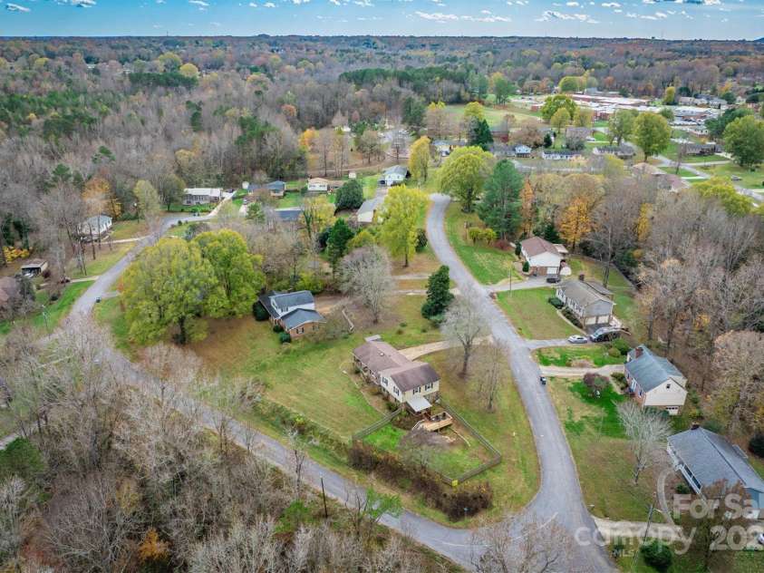 3842 22nd Street Court, Hickory, NC 28601.  MLS# CAR4203400, YatesRealty ID 4226. 