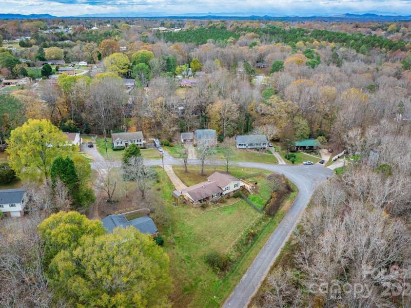 3842 22nd Street Court, Hickory, NC 28601.  MLS# CAR4203400, YatesRealty ID 4226. 