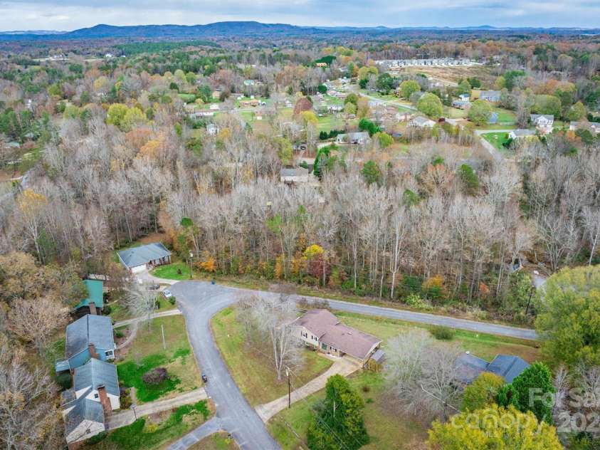 3842 22nd Street Court, Hickory, NC 28601.  MLS# CAR4203400, YatesRealty ID 4226. 