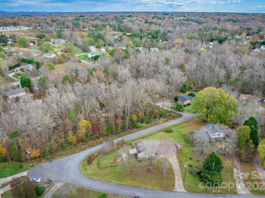 3842 22nd Street Court, Hickory, NC 28601.  MLS# CAR4203400, YatesRealty ID 4226. 