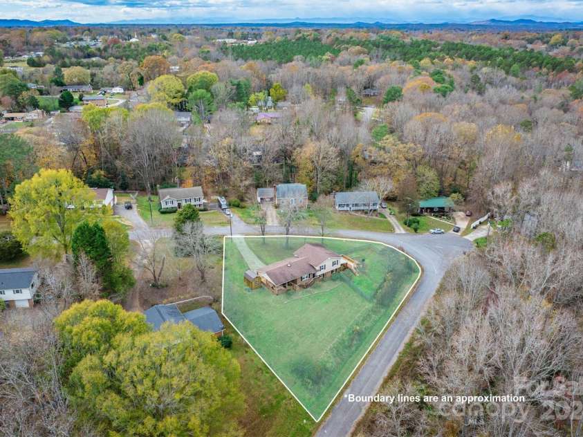 3842 22nd Street Court, Hickory, NC 28601.  MLS# CAR4203400, YatesRealty ID 4226. 