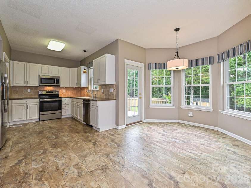 110 Glynwater Drive, Mooresville, NC 28117.  MLS# CAR4401417, YatesRealty ID 42260. Kitchen/ Breakfast