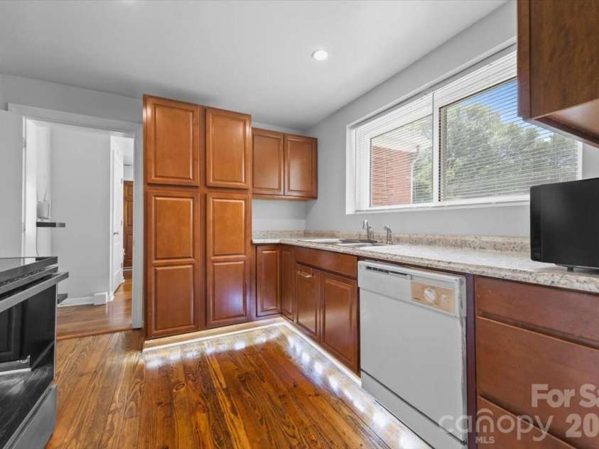 409 Toddville Road, Charlotte, NC 28214.  MLS# CAR4410582, YatesRealty ID 42263. Kitchen