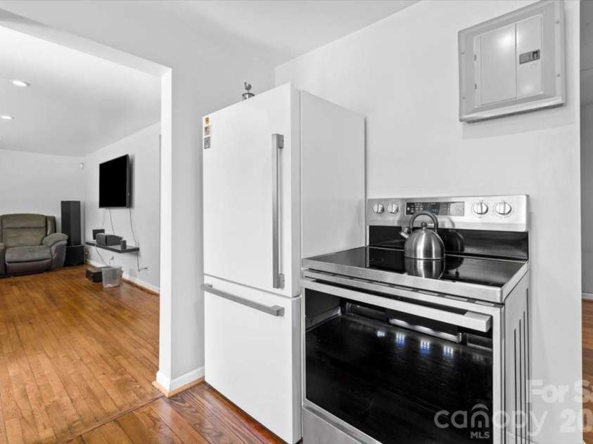 409 Toddville Road, Charlotte, NC 28214.  MLS# CAR4410582, YatesRealty ID 42263. Kitchen (alternate angle)
