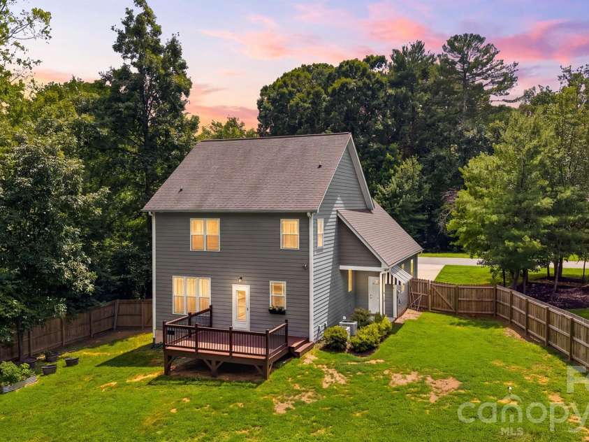 5810 Dwayne Starnes Drive, Hickory, NC 28602.  MLS# CAR4410401, YatesRealty ID 42274. 