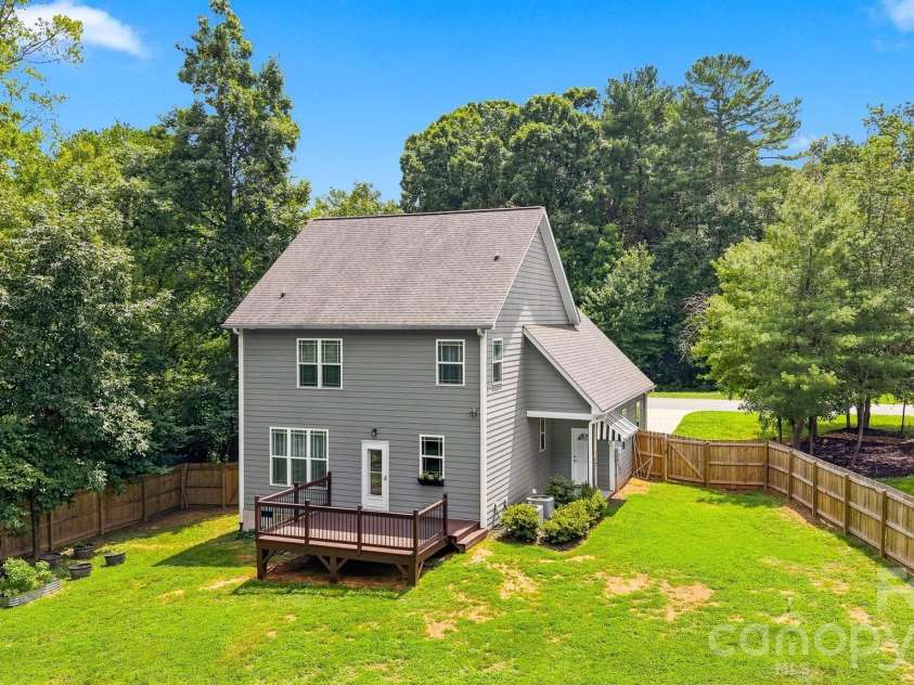 5810 Dwayne Starnes Drive, Hickory, NC 28602.  MLS# CAR4410401, YatesRealty ID 42274. 