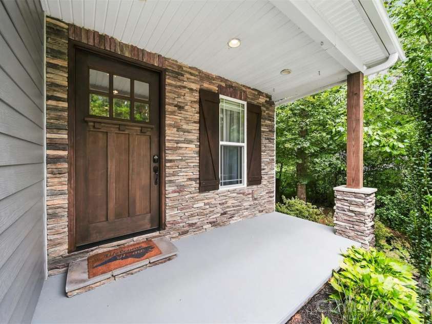 5810 Dwayne Starnes Drive, Hickory, NC 28602.  MLS# CAR4410401, YatesRealty ID 42274. 