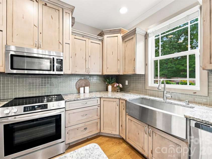 5810 Dwayne Starnes Drive, Hickory, NC 28602.  MLS# CAR4410401, YatesRealty ID 42274. 