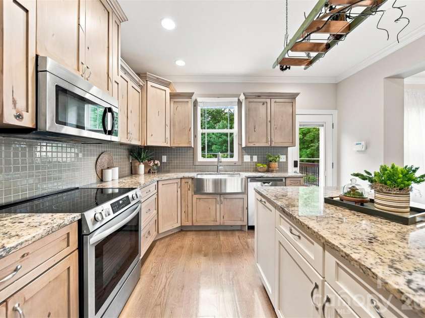 5810 Dwayne Starnes Drive, Hickory, NC 28602.  MLS# CAR4410401, YatesRealty ID 42274. 