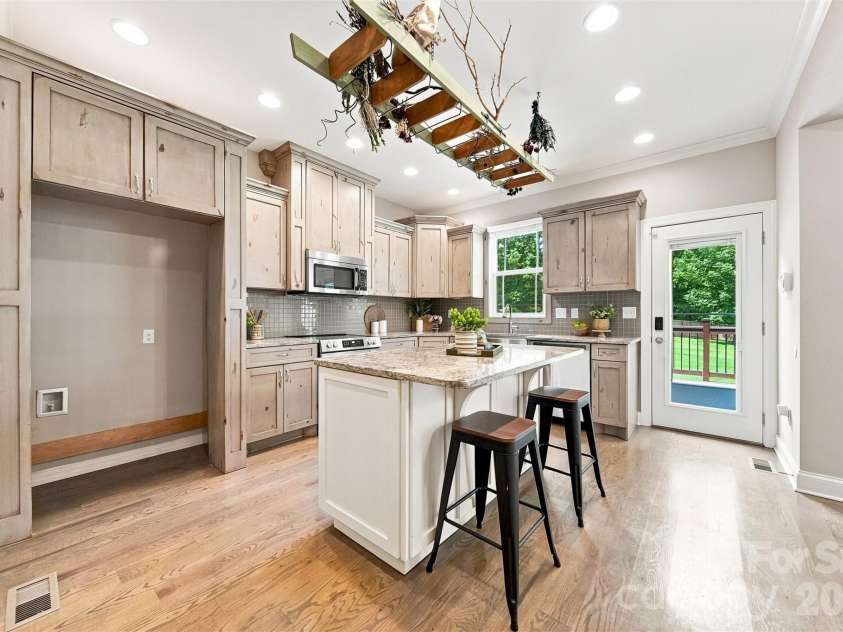 5810 Dwayne Starnes Drive, Hickory, NC 28602.  MLS# CAR4410401, YatesRealty ID 42274. 