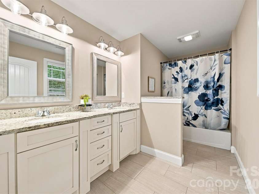 5810 Dwayne Starnes Drive, Hickory, NC 28602.  MLS# CAR4410401, YatesRealty ID 42274. 