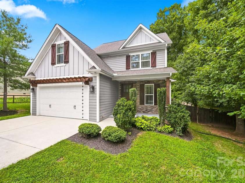 5810 Dwayne Starnes Drive, Hickory, NC 28602.  MLS# CAR4410401, YatesRealty ID 42274. 