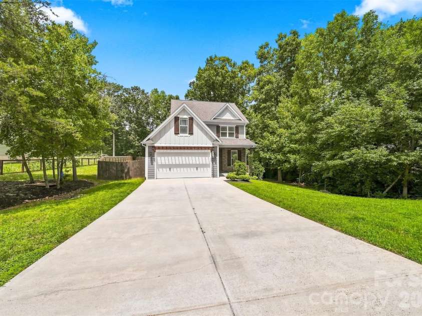 5810 Dwayne Starnes Drive, Hickory, NC 28602.  MLS# CAR4410401, YatesRealty ID 42274. 