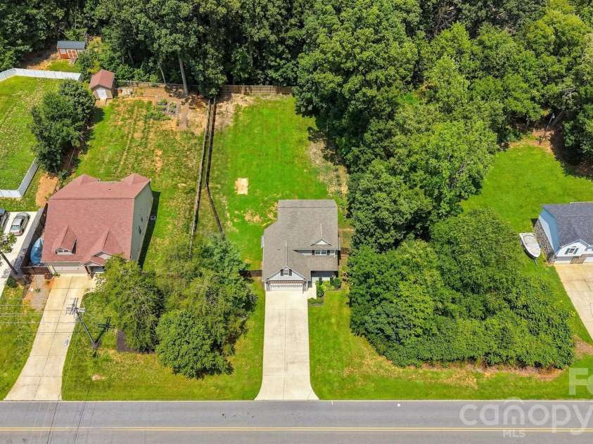 5810 Dwayne Starnes Drive, Hickory, NC 28602.  MLS# CAR4410401, YatesRealty ID 42274. 