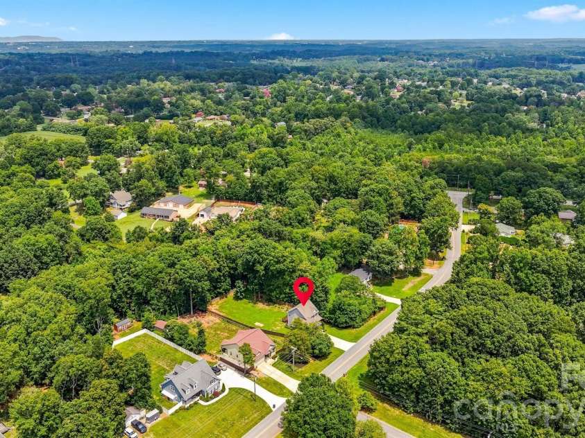 5810 Dwayne Starnes Drive, Hickory, NC 28602.  MLS# CAR4410401, YatesRealty ID 42274. 
