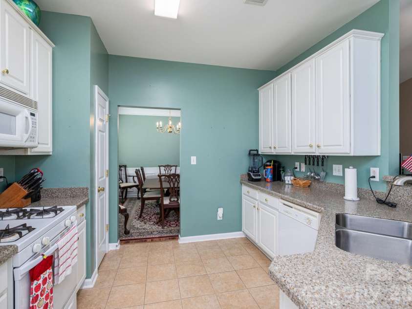 11132 Chastain Parc Drive, Charlotte, NC 28216.  MLS# CAR4410267, YatesRealty ID 42277. 