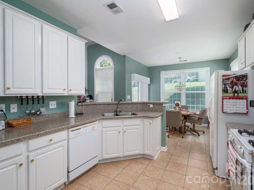11132 Chastain Parc Drive, Charlotte, NC 28216.  MLS# CAR4410267, YatesRealty ID 42277. 