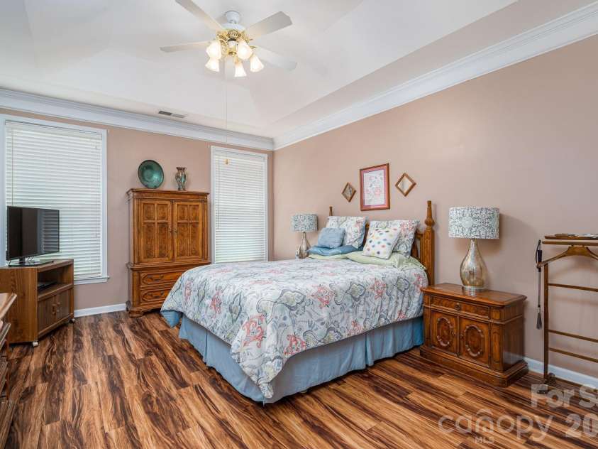 11132 Chastain Parc Drive, Charlotte, NC 28216.  MLS# CAR4410267, YatesRealty ID 42277. 