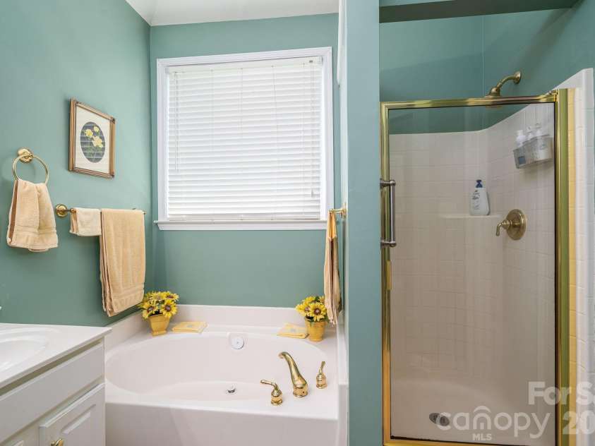 11132 Chastain Parc Drive, Charlotte, NC 28216.  MLS# CAR4410267, YatesRealty ID 42277. 