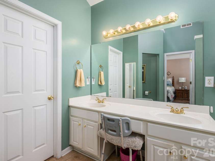 11132 Chastain Parc Drive, Charlotte, NC 28216.  MLS# CAR4410267, YatesRealty ID 42277. 
