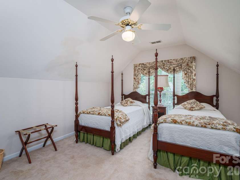 11132 Chastain Parc Drive, Charlotte, NC 28216.  MLS# CAR4410267, YatesRealty ID 42277. 