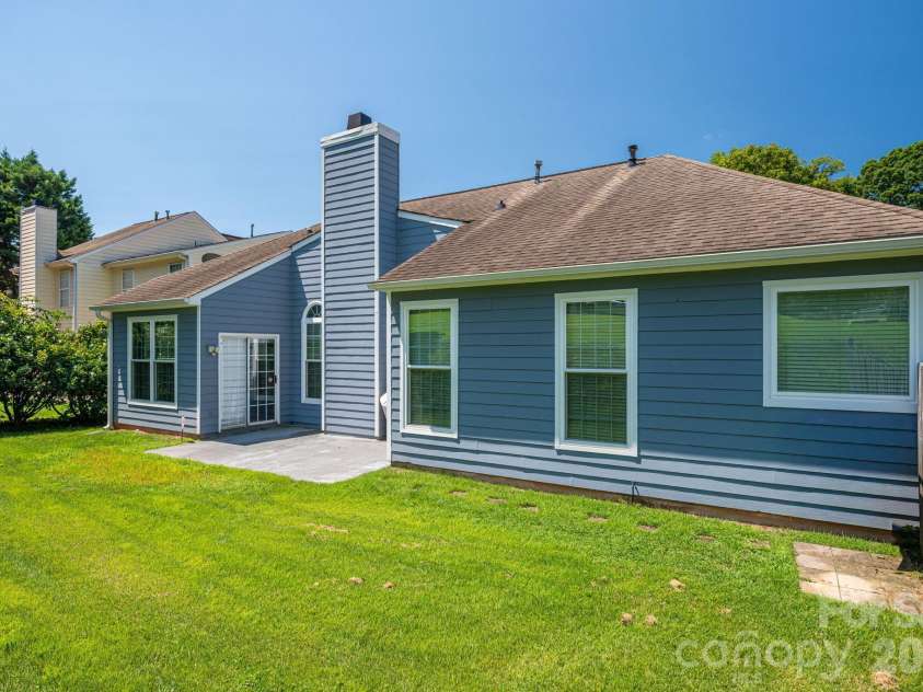 11132 Chastain Parc Drive, Charlotte, NC 28216.  MLS# CAR4410267, YatesRealty ID 42277. 