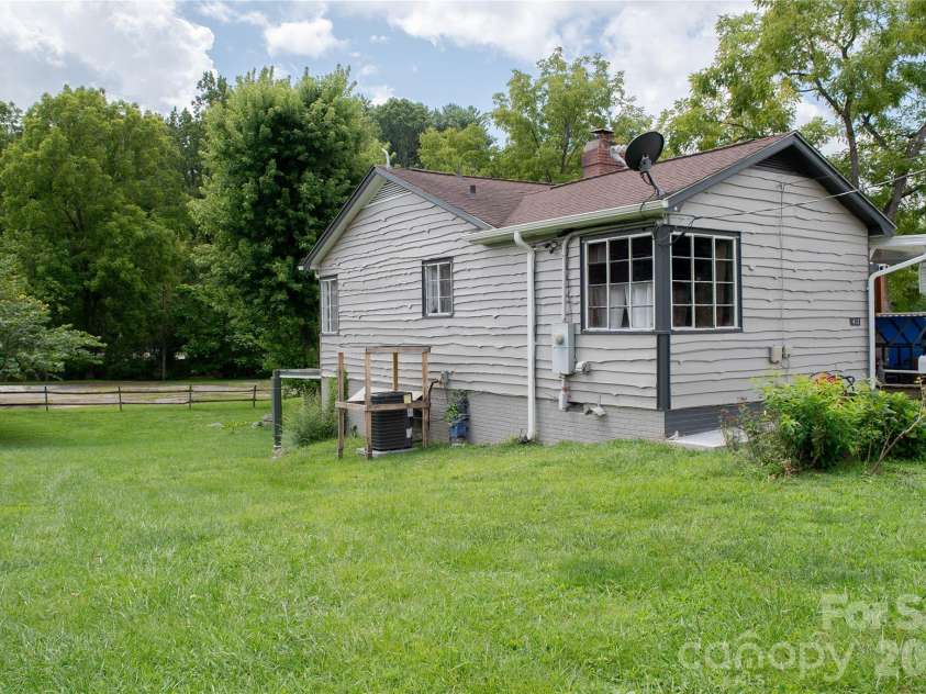 412 1st Avenue, Hendersonville, NC 28739.  MLS# CAR4412140, YatesRealty ID 42286. 