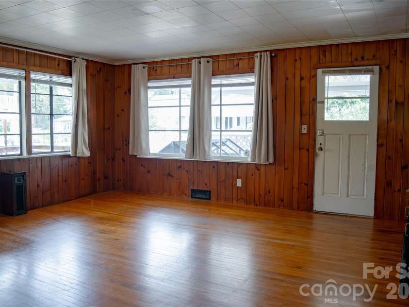 412 1st Avenue, Hendersonville, NC 28739.  MLS# CAR4412140, YatesRealty ID 42286. 