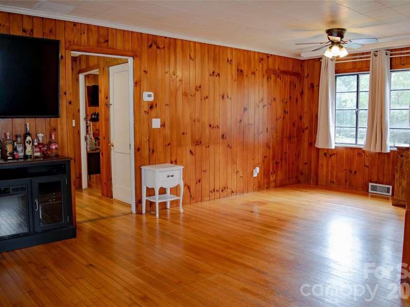 412 1st Avenue, Hendersonville, NC 28739.  MLS# CAR4412140, YatesRealty ID 42286. 