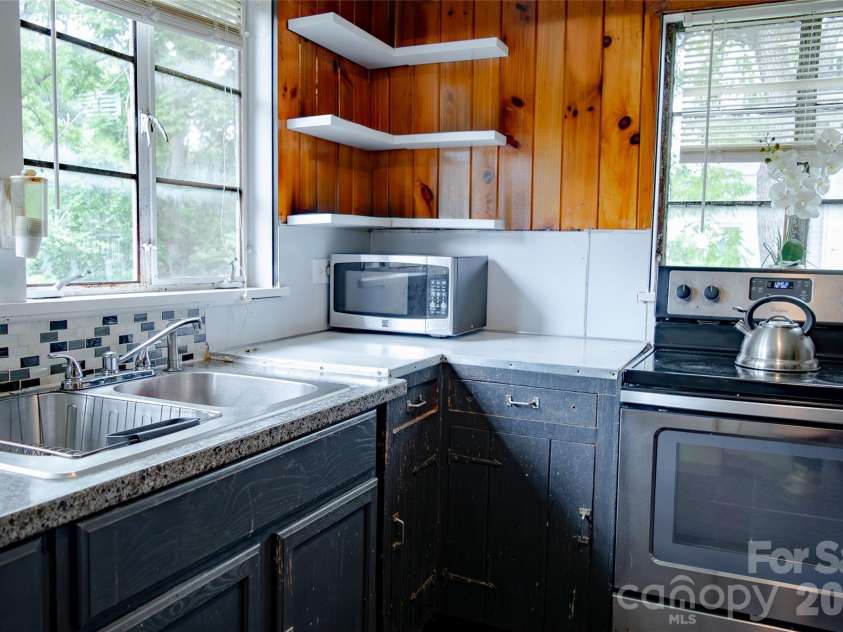 412 1st Avenue, Hendersonville, NC 28739.  MLS# CAR4412140, YatesRealty ID 42286. 