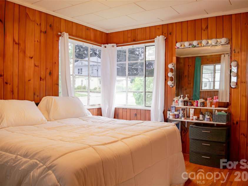 412 1st Avenue, Hendersonville, NC 28739.  MLS# CAR4412140, YatesRealty ID 42286. 