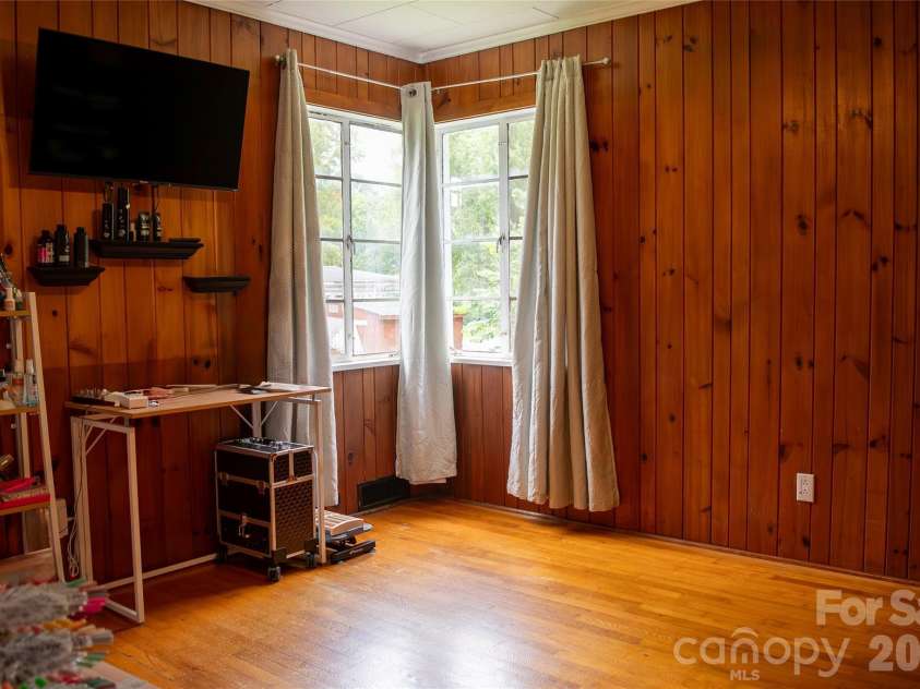412 1st Avenue, Hendersonville, NC 28739.  MLS# CAR4412140, YatesRealty ID 42286. 