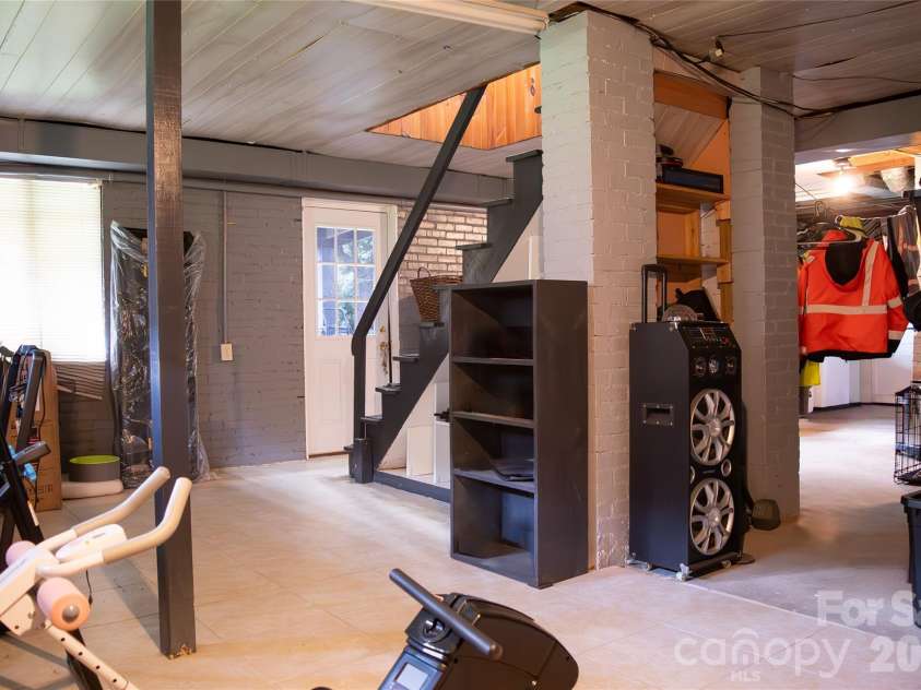 412 1st Avenue, Hendersonville, NC 28739.  MLS# CAR4412140, YatesRealty ID 42286. 