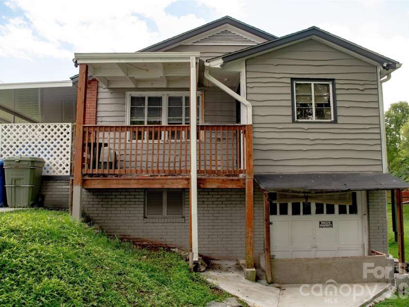 412 1st Avenue, Hendersonville, NC 28739.  MLS# CAR4412140, YatesRealty ID 42286. 