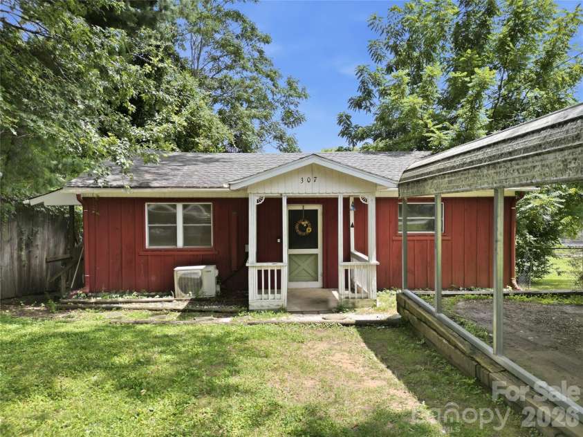 307 Beverly Avenue, Hendersonville, NC 28792.  MLS# CAR4412567, YatesRealty ID 42288. 