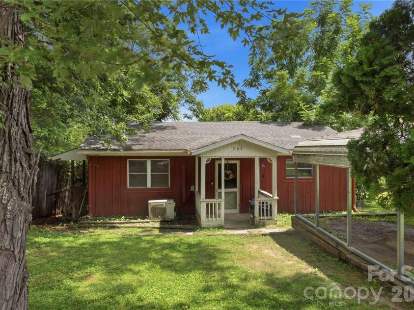307 Beverly Avenue, Hendersonville, NC 28792.  MLS# CAR4412567, YatesRealty ID 42288. 