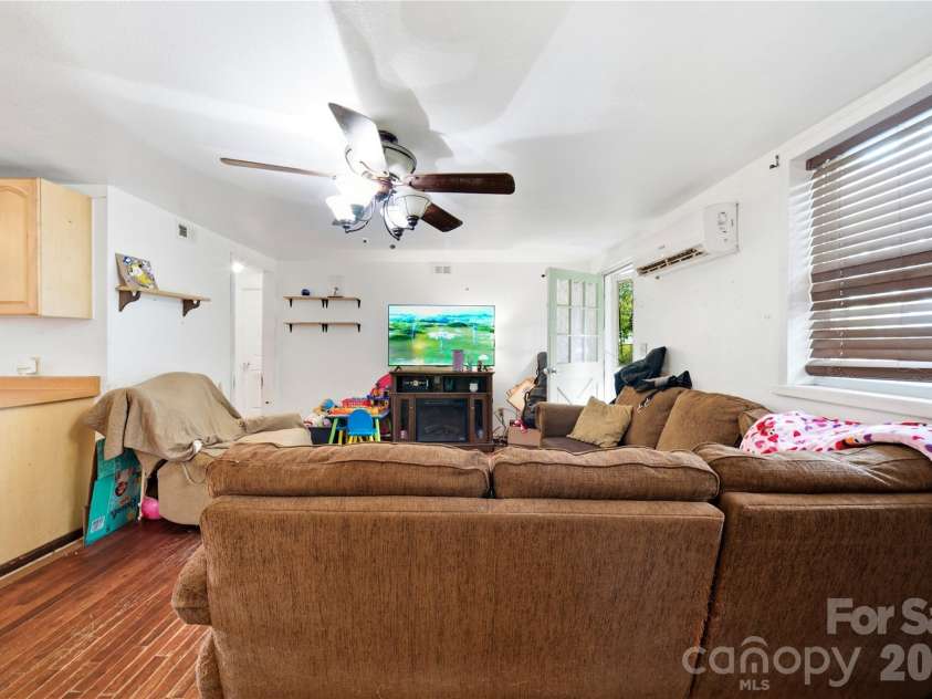 307 Beverly Avenue, Hendersonville, NC 28792.  MLS# CAR4412567, YatesRealty ID 42288. 